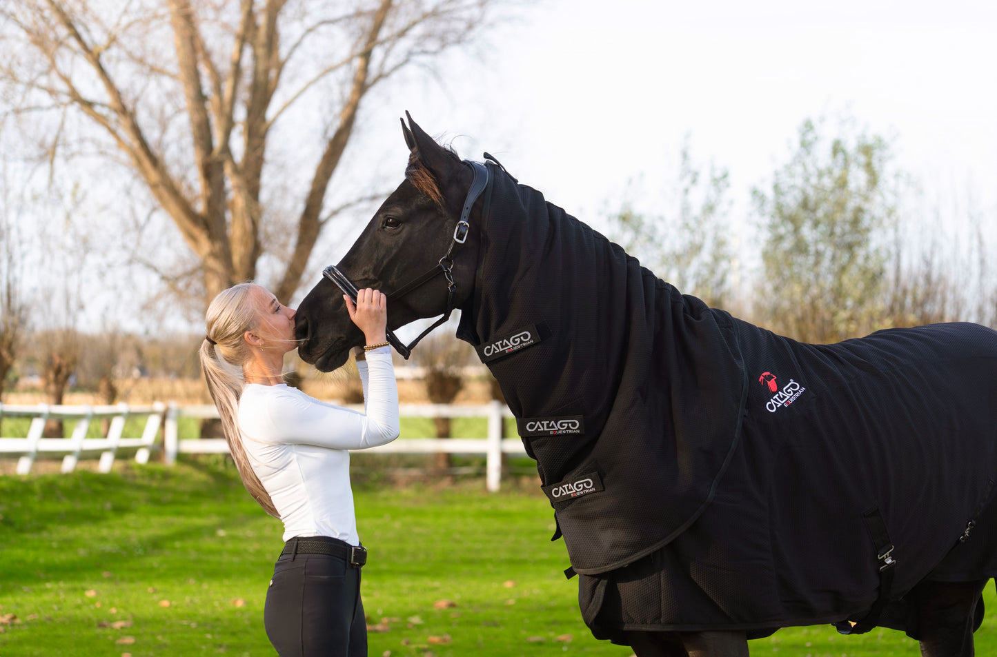 Catago FIR-TECH rug zwart blauw navy deken rug back hals nek zwart recuptex circulatie lak shine dierenarts rugblessure paard pony magneet magnetisch blessure doorbloeding artrose wedstrijd kentucky bond bont luxe chique magneet blauw zwart navy ontspannen relaxe infrared infrarood