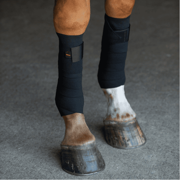 Incrediwear COOLING & CIRCULATION exercise bandages koeling hoeven benen ijs ice pack sokken paard pony pees blessure pezen dierenarts hoefbevangen ontsteking circulatie grijs knieen benen training tijdens trainen koel aan