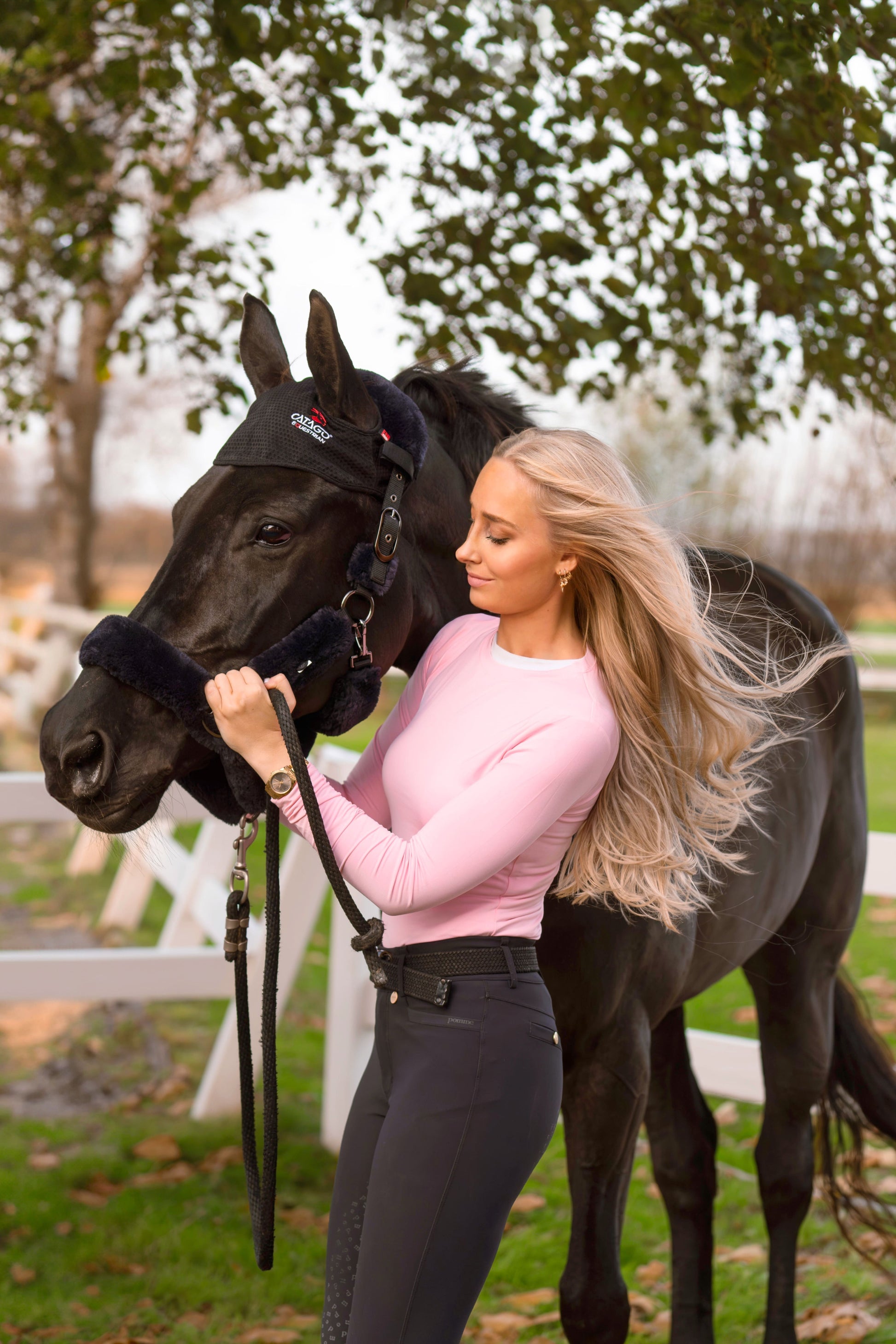 Catago FIR-TECH Hood hoofd paard pony circulatie rugblessure paard pony magnetisch blessure doorbloeding artrose rust training relaxe ontspannen massage oren zonder aan foto meisje vrouw roze natuur