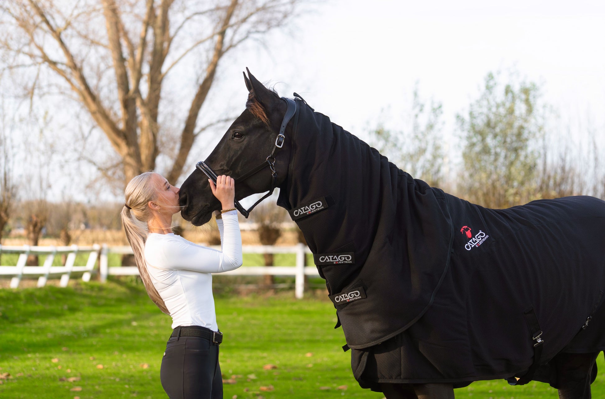 Catago FIR-TECH neck deken rug back hals nek zwart recuptex circulatie lak shine dierenarts rugblessure paard pony magneet magnetisch blessure doorbloeding artrose wedstrijd kentucky bond bont luxe chique magneet blauw zwart navy ontspannen relaxe  infrared infrarood
