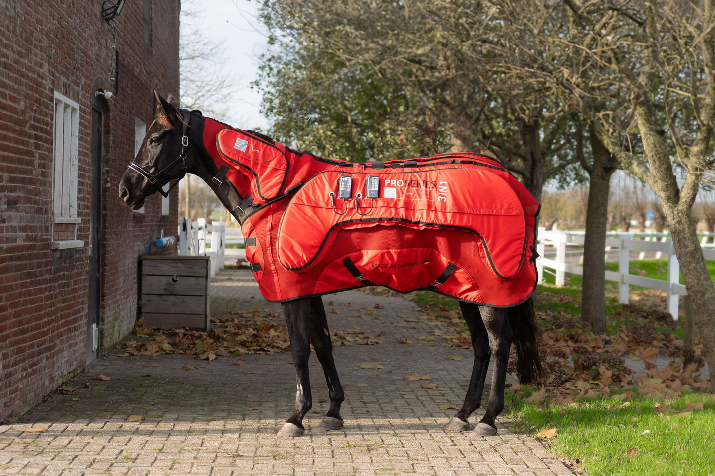 Sportinnovations PEMF & VIBRATION & HEAT 3in1 proserie rug blanked deken neck nek hals magneet circulatie verwarmen paard pony blessure artrose spieren weefsel cellen herstellen dierenarts wellness ontsteking ontstoken doorbloeding beweging soepeler benen pees blessure pezen weefsel gat herstellen help soepel training dressuur springen rood warming up cooling down alles in een 1 knop bediening paneel keuzes massage verwarmen trillen vibratie recuptex bucas