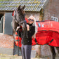Sportinnovations PEMF & VIBRATION & HEAT 3in1 proserie rug blanked deken neck nek hals magneet circulatie verwarmen paard pony blessure artrose spieren weefsel cellen herstellen dierenarts wellness ontsteking ontstoken doorbloeding beweging soepeler benen pees blessure pezen weefsel gat herstellen help soepel training dressuur springen rood warming up cooling down alles in een 1 knop bediening paneel keuzes massage verwarmen trillen vibratie recuptex bucas foto meisje vrouw zonnebril aan hermes