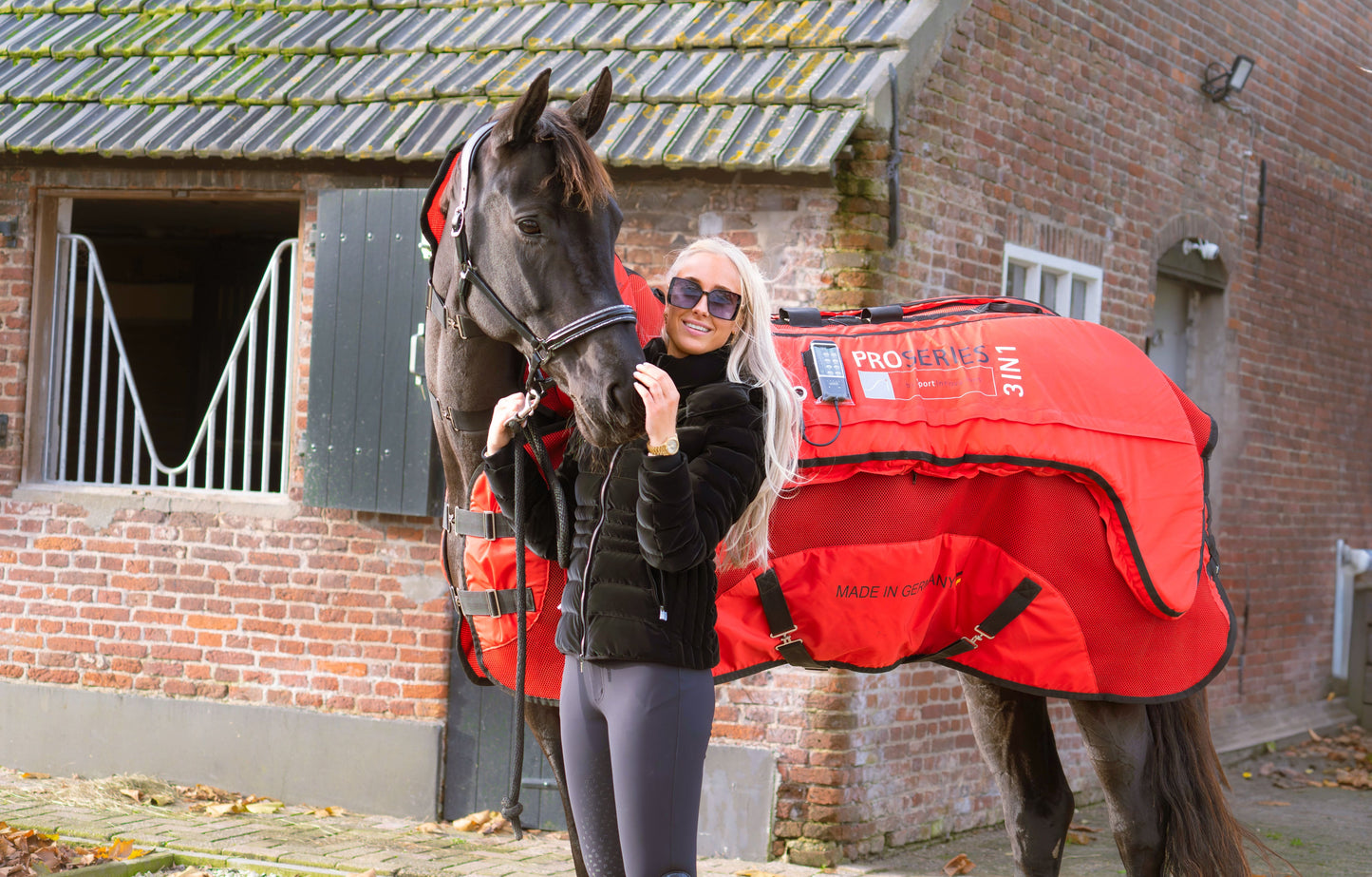 Sportinnovations PEMF & VIBRATION & HEAT 3in1 proserie rug blanked deken neck nek hals magneet circulatie verwarmen paard pony blessure artrose spieren weefsel cellen herstellen dierenarts wellness ontsteking ontstoken doorbloeding beweging soepeler benen pees blessure pezen weefsel gat herstellen help soepel training dressuur springen rood warming up cooling down alles in een 1 knop bediening paneel keuzes massage verwarmen trillen vibratie recuptex bucas foto meisje vrouw zonnebril aan hermes